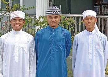 MUHAMMAD Fadhlan Afiq Norazizi (tengah), Alkmar Azrin Anuar (kiri) dan Ahmad Yazid Amir menjadi imam atau bilal di masjid atau surau di Tapah dan Teluk Intan. – UTUSAN/MEGAT LUTFI MEGAT RAHIM