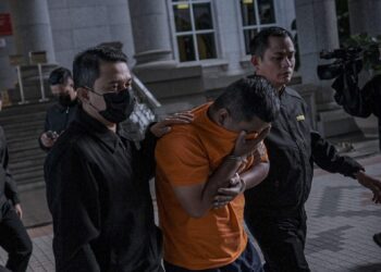 ANTARA penjawat awam yang direman  berkaitan kes seludup tembakau, rokok dan arak di Mahkamah Majistret Putrajaya. – UTUSAN/FAIZ ALIF ZUBIR