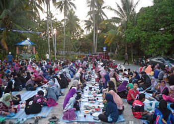 SELAIN mengabdikan diri kepada Yang Maha Esa, umat Islam juga perlu mengambil tanggungjawab kolektif  agar hubungan sesama manusia dan alam terus terpelihara. – UTUSAN/PUQTRA HAIRRY