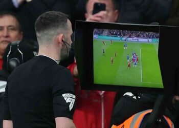 LIGA Bolasepak Malaysia akan mula menggunakan video bantuan pengadil (VAR) seperti di Eropah sekali gus menyumbang kepada peningkatan kos penganjuran. - AFP