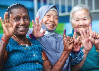 GOLONGAN tua wajar terus menikmati kebahagiaan  sepanjang mereka menghabiskan sisa sisa hidup. 
–  GAMBAR HIASAN