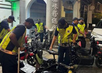 SEPASUKAN anggota penguatkuasa MBPP merampas kenderaan e-skuter di sebuah premis yang menjalankan perniagaan sewa e-skuter tanpa lesen di pusat bandar George Town, Pulau Pinang.