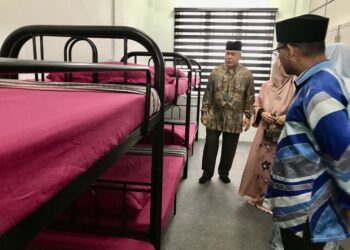 TENGKU Mohamad Rizam Tengku Abdul Aziz (kiri) meninjau bilik asrama di Maahad Tahfiz Al-Quran (Perempuan) di Pendek, Kota Bharu, Kelantan hari ini-UTUSAN/ROSLIZA MOHAMED.