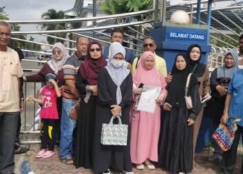 SEBAHAGIAN mangsa penipuan pakej umrah yang membuat laporan polis di IPD Kota Bharu di Pengkalan Chepa, Kota Bharu, Kelantan hari ini.UTUSAN/ROSALWANI CHE SOH