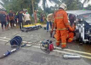 ANGGOTA Balai Bomba dan Penyelamat Kuala Krai berusaha mengeluarkan mangsa yang terlibat dalam kemalangan di jalan Gua Musang-Kuala Krai berhampiran Kampung Pahi, Kuala Krai, Kelantan, hari ini.