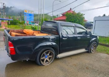 TRAK pikap yang digunakan oleh suspek berjaya di tahan di simpang empat Laloh, Kuala Krai, Kelantan.