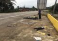 MUSTAZA Che Amat menunjukkan lokasi kemalangan membabitkan dua buah kereta di Jalan Gua Musang- Kuala Krai di Kampung Pahi, Kuala Krai, Kelantan.-UTUSAN/ROSMIZAN RESDI.