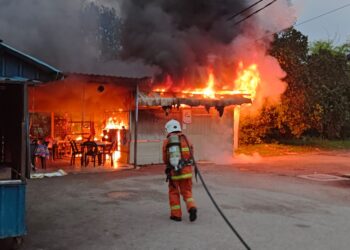 KEADAAN sebuah gerai di Taman Desa Puteri, Bahau, Bahau yang terbakar dalam kejadian pagi tadi.