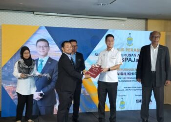 ZAIRIL Khir Johari (dua dari kanan) menyerahkan modul Sistem Pengurusan Aset Jalan (Sistem SPAJa) kepada wakil-wakil agensi dalam satu majlis di George Town, Pulau Pinang.