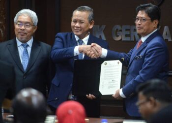 AZAM Baki (kanan) menerima sijil ikrar bebas rasuah dari Aminuddin ketika ditemui pemberita selepas menghadiri program Bicara Eksekutif Antirasuah bersama Ahli Majlis Mesyuarat Kerajaan Negeri dan Ahli Dewan Undangan Negeri (ADUN) Negeri Sembilan ke-15, di Wisma Negeri, Seremban hari ini.-UTUSAN/MOHD. SHAHJEHAN MAAMIN.