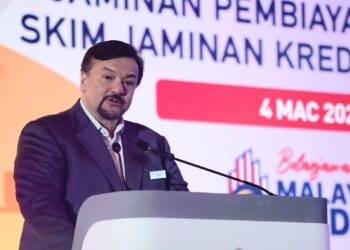 MENTERI Kewangan II, Datuk Seri Amir Hamzah Azizan berucap dalam majlis peluncuran SJPP dan Skim Jaminan Kredit Perumahan (SJKP) di Hotel Hilton Kuala Lumpur di sini, hari ini. - UTUSAN/MOHD FARIZWAN HASBULLAH
