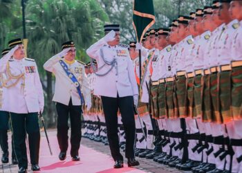 MOHD. ALI Mohd. Rustam memeriksa kawalan kehormat pada perasmian Pembukaan Sidang Pertama Penggal Ketiga DUN Melaka Ke-15 di Seri Negeri, Ayer Keroh, Melaka.