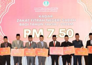 YAHYA Hussin (empat kiri) bersama Ruslan Muharam (tengah) semasa pengumuman kadar zakat fitrah 2024 di Kota Kinabalu hari ini.