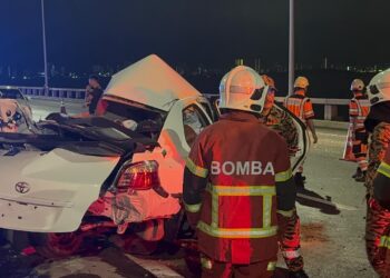 KEADAAN kereta Toyota Vios yang remuk akibat terbabas di atas Jambatan Pulau Pinang