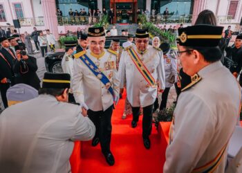 MOHD. ALI Mohd. Rustam (kiri) diiringi Ketua Menteri Melaka, Datuk Seri Ab. Rauf Yusoh hadir ke perasmian Pembukaan Sidang Pertama Penggal Ketiga DUN Melaka Ke-15 di Seri Negeri, Ayer Keroh, Melaka.
