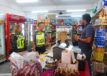 NORENA Jaafar menyoal seorang pekerja kedai runcit yang diserbu penguat kuasa KPDN di Melaka Raya, Banda Hilir, Melaka. - UTUSAN/AMRAN MULUP