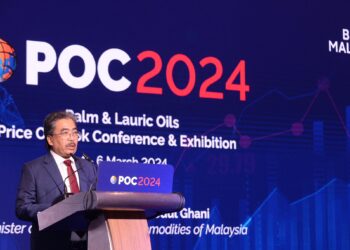 DATUK Seri Johari Abdul Ghani ketika menyampaikan ucapan perasmian Persidangan dan Pameran Tinjauan Harga Minyak Sawit dan Laurik (POC2024), semalam.