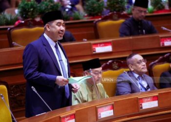 DR. Izani Hussin semasa sesi soal jawab lisan pada persidangan Penggal Kedua Dewan Undangan Negeri (DUN) Kelantan Yang Kelima Belas Tahun 2024 di Kompleks Kota Darulnaim, Kota Bharu, Kelantan.-IHSAN UPKN Kelantan.