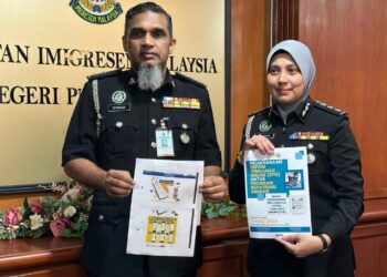 NUR Zulfa Ibrahim (kanan) bersama seorang pegawainya menunjukkan garis panduan pelaksanaan Sistem Temujanji Online (STO) untuk Program Repatriasi Migran oleh JIM di Seberang Jaya, Pulau Pinang