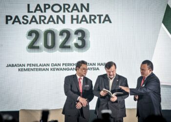 DATUK Seri Amir Hamzah Azizan (tengah) ketika melancarkan Laporan Pasaran Hartanah 2023 di Institut Penilaian Negara (INSPEN), Kajang, semalam. - UTUSAN/FAIZ ALIF ZUBIR