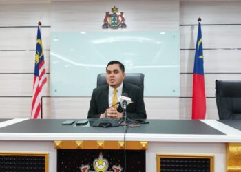 MUHAMMAD AKMAL Saleh bercakap kepada pemberita dalam sidang akhbar pada Sidang DUN Melaka di Seri Negeri, Ayer Keroh, Melaka. - UTUSAN/MUHAMMAD SHAHIZAM TAZALI