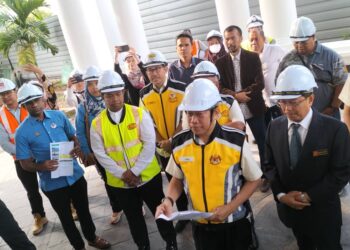 AHMAD Maslan (dua dari kanan) sedang mendengar taklimat mengenai projek menaik taraf dan pemuliharaan Mahkamah Tinggi Pulau Pinang, di George Town, Pulau Pinang.