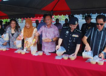 SAPIAH Haron (tiga dari kiri) menghadiri Kempen Keselamatan Rumah dan Pengedaran Bubur Lambuk Sempena Menyambut Ramadan 2024 di hadapan Kompleks Melaka Mall, Lebuh Ayer Keroh, Melaka. - UTUSAN/AMRAN MULUP