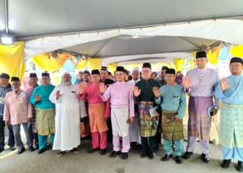 MOHAMAD Abdul Hamid (tengah) ketika melancarkan kempen Respek Ramadan dan program operasi bersepadu di Masjid Jamek Kampung Rawa, Pulau Pinang