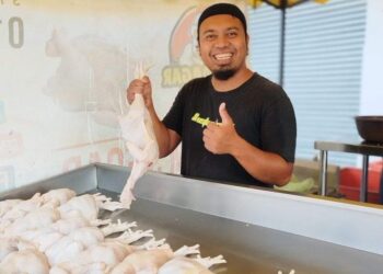 MUHAMMAD Fezroy Mohd. Rafid ketika ditemui di gerai ayam segar jualannya di Taman Coral Height, Sikamat, Seremban.