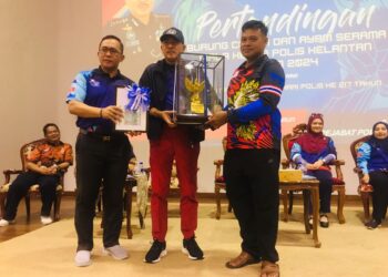 MUHAMAD  Zaki Harun (tengah) menyampaikan hadiah kepada pemenang kategori Best of The Best Burung Candik pada Pertandingan Burung Candik dan Ayam Serama Piala Ketua Polis Kelantan Tahun 2024 sempena Sambutan Peringatan Hari Polis Ke 217 Tahun di Ibu Pejabat Polis Daerah Pasir Mas, Kelantan. UTUSAN/ROSMIZAN RESDI