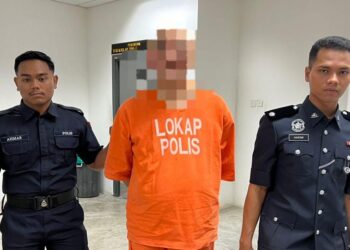 TERTUDUH semasa menghadiri prosiding reman di Mahkamah Majistret, Kota Bharu, Kelantan.