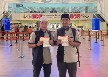 WAN Ahmad Mujahid Wan Fajrulhisyam (kiri) dan Nik Ahmad berlepas ke Osaka, Jepun semalam, untuk menjadi imam jemputan bagi solat tarawih sempena Ramadan.