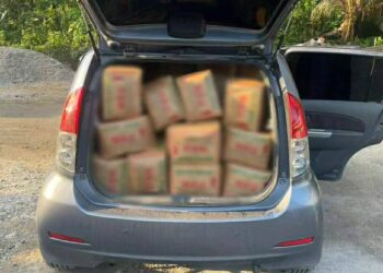 KERETA yang digunakan untuk membawa minyak masak peket untuk tujuan penyeludupan berjaya di tahan oleh KPDN Kelantan dalam serbuan di Kampung Slow Teliar, Bunut Susu, Pasir Mas, Kelantan semalam.-IHSN KPDN KELANTAN.