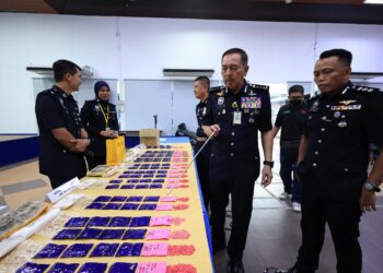 MUHAMAD Zaki Harun (dua kanan) menunjukkan sebahagian dadah yang dirampas semasa sidang media di Ibu Pejabat Polis Kontinjen (IPK), Kelantan di Kota Bharu, Kelantan hari ini-UTUSAN/KAMARUL BISMI KAMARUZAMAN.