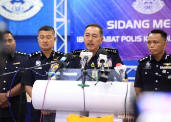 MUHAMAD Zaki Harun  (tengah) semasa sidang media di Ibu Pejabat Polis Kontinjen (IPK) Kelantan di Kota Bharu, Kelantan hari ini-UTUSAN/KAMARUL BISMI KAMARUZAMAN.
