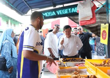 CHOW Kon Yeow (dua dari kanan) menunjukkan isyarat bagus Bazar Ramadan anjuran Liga Muslim Pulau Pinang di Lebuh Queen, George Town, Pulau Pinang. -UTUSAN/IQBAL HAMDAN