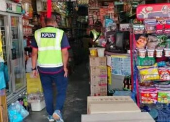 PENGUAT kuasa KPDN semasa melakukan serbuan di sebuah premis pemborong yang disyaki menyeleweng barangan kawalan di Pasir Mas, Kelantan semalam-IHSAN KPDN KELANTAN.