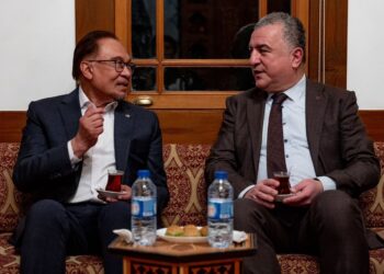 ANWAR Ibrahim bersama Duta Turki ke Jerman, Ahmet Başar Şen. - Facebook Anwar Ibrahim