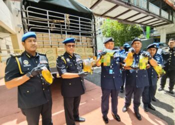 WAN Jamal Abdul Salam Wan Long (tiga kanan) bersama Azman Ismail (dua kiri) menunjukkan minyak yang dirampas dalam serbuan di  Jambatan Kampung Kubang Panjang,  Tumpat, Kelantan-UTUSAN/YATIMIN ABDULLAH.