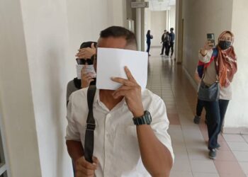 PASANGAN suami isteri yang didakwa menganiaya anak lelaki berusia 16 bulan dengan membancuh susu bercampur syabu, hadir di Mahkamah Sesyen Petaling Jaya bagi prosiding kes. UTUSAN/NORLIZAH ABAS