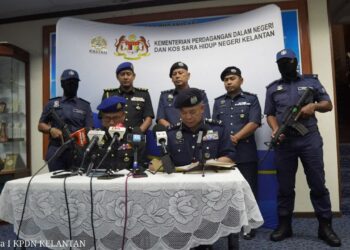 AZMAN Ismail (kiri)  semasa sidang media di Pejabat Kementerian Perdagangan Dalam Negeri dan Kos Sara Hidup (KPDN) Kelantan di Kota Bharu, Kelantan hari ini.-IHSAN KPDN