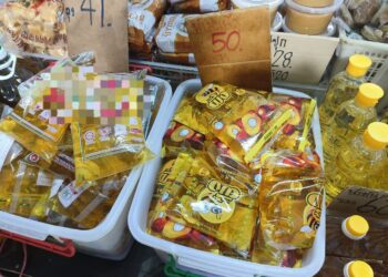 MINYAK masak peket bersubsidi Malaysia yang dijual di pasar Narathiwat, Thailand-UTUSAN/YATIMIN ABDULLAH.