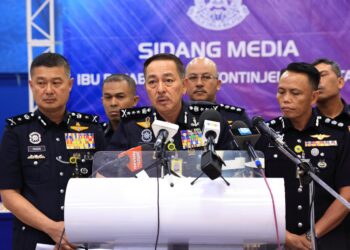 MUHAMAD Zaki Harun (tengah) semasa sidang media di Ibu Pejabat Polis Kontinjen (IPK) Kelantan di Kota Bharu, Kelantan-UTUSAN/KAMARUL BISMI KAMARUZAMAN.