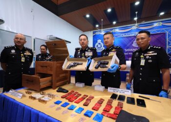 MUHAMAD Zaki Harun (dua kiri) bersama pegawainya menunjukkan pistol yang dirampas selepas menahan seorang peniaga di Jalan Long Yunus, Tanjong Chat, Kota Bharu, Kelantan hari ini-UTUSAN/KAMARU BISMI KAMARUZAMAN.