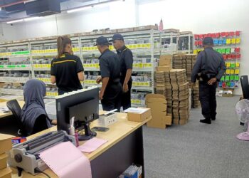 SEPASUKAN anggota penguatkuasa memeriksa aksesori tiruan di premis di Bandar Perai Jaya, Butterworth, Pulau Pinang