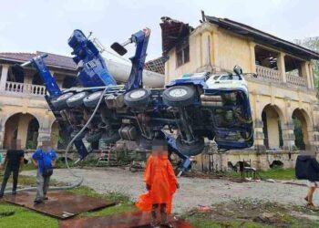 STRUKTUR Rumah Agam 99 Pintu yang mengalami kerosakan selepas kejadian kren tumbang sewaktu menjalankan penggambaran di bangunan warisan itu di Nibong Tebal, Pulau Pinang.