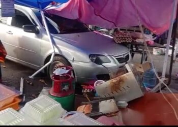 TANGKAP layar video insiden sebuah kereta menggelongsor lalu merempuh sebuah gerai bazar ramadan di pekan Kuala Klawang, Jelebu petang kelmarin yang menyebabkan seorang peniaga mengalami kecederaan melecur di badan selepas terkena minyak panas.