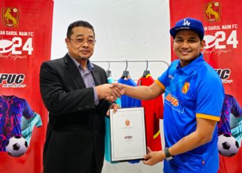 ROZI Muhamad (kiri) bersama Mohd. Shukry Pauzi memuktamadkan perjanjian serta penyerahan tajaan antara PUC Sports dan KDN FC dalam satu majlis ringkas di pejabat urusan kelab tersebut di Stadium Sultan Muhammad IV, Kota Bharu, Kelantan semalam.-IHSAN KDN FC.