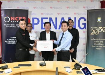 CHOW Kon Yeow (tengah) ketika menghadiri majlis penghargaan bagi syarikat yang terlibat dalam program COE NTIC di pejabat Ketua Menteri, di George Town, Pulau Pinang.