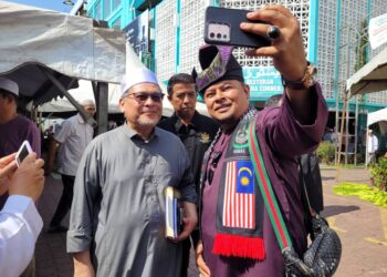 MOHD. Amar Nik Abdullah (kiri) sempat melayani orang ramai yang ingin berswafoto dengan beliau selepas menyampaikan Kuliah Pagi Jumaat di Medan Ilmu, Kota Bharu, Kelantan hari ini. UTUSAN/MUSTAQIM MOHAMED
